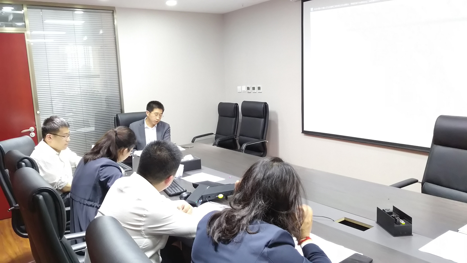 深入剖析案件受理费制：费用金额、适用范围和相关法规解读 (深入剖析案件产生背后的原因)